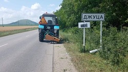 Покос травы на обочинах дорог проходит в Предгорном округе