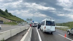 Две иномарки и микроавтобус столкнулись на трассе в Предгорном округе