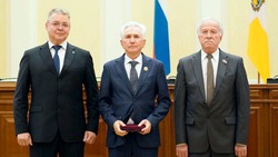 Губернатор Владимиров вручил почётную награду жителю Предгорного округа