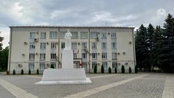 Замминистра ЖКХ Ставрополья проверил ход благоустройства в парке станицы Предгорья