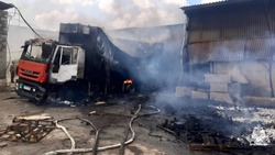 МЧС Ставрополья устраняет пожар на рынке «Грис» в Предгорье
