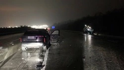 Водитель и три его пассажира пострадали в аварии в Предгорье