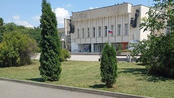 Работники ЖКХ облагородили центр станицы Ессентукской