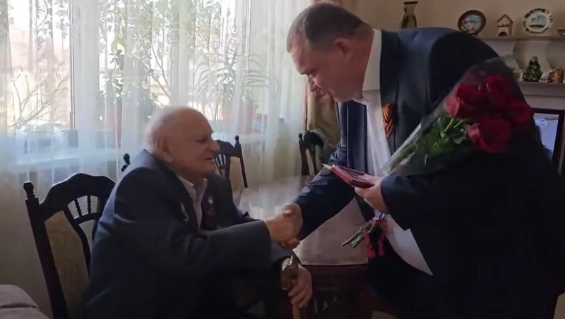 Глава Предгорья вручил ветерану медаль к 80-летию Победы в Великой Отечественной