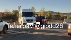 Микроавтобус и легковой автомобиль столкнулись в Предгорье 