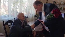 Глава Предгорья вручил ветерану медаль к 80-летию Победы в Великой Отечественной