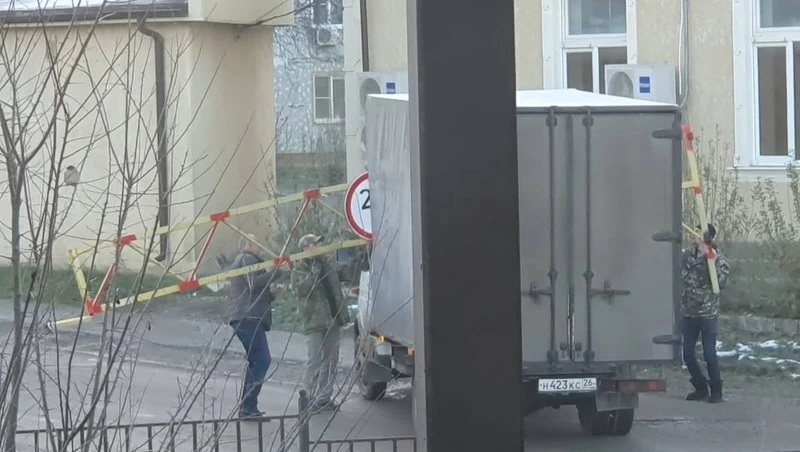 Водитель сбил заградительную арку в Предгорном округе
