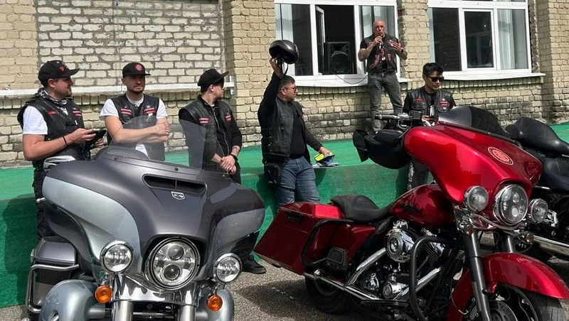 Байкеры провели урок по использованию электросамокатов в школе Предгорья
