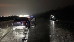 Водитель и три его пассажира пострадали в аварии в Предгорье