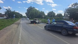 Три человека пострадали во время столкновения двух машин в Предгорье