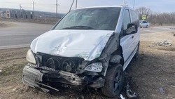 Минивен и легковушка столкнулись на трассе Минводы — Суворовская