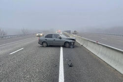 Водитель врезался в бетонное ограждение в Предгорье