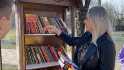 Волонтёры пополнили коллекцию книг в уличной библиотеке в Предгорье