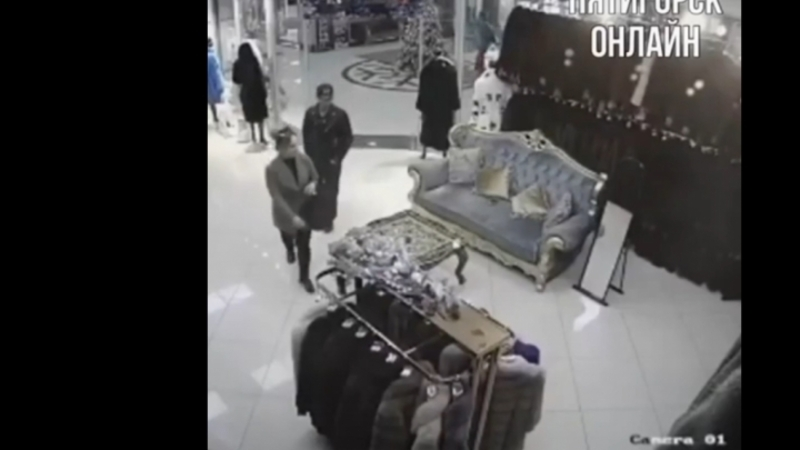 Пара воров украла шубу и попала на видео в Пятигорске
