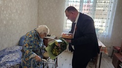 Глава Предгорья поздравил участницу Великой Отечественной войны с 8 Марта