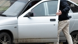 В Предгорье молодые люди вытащили из чужой машины звуковое оборудование