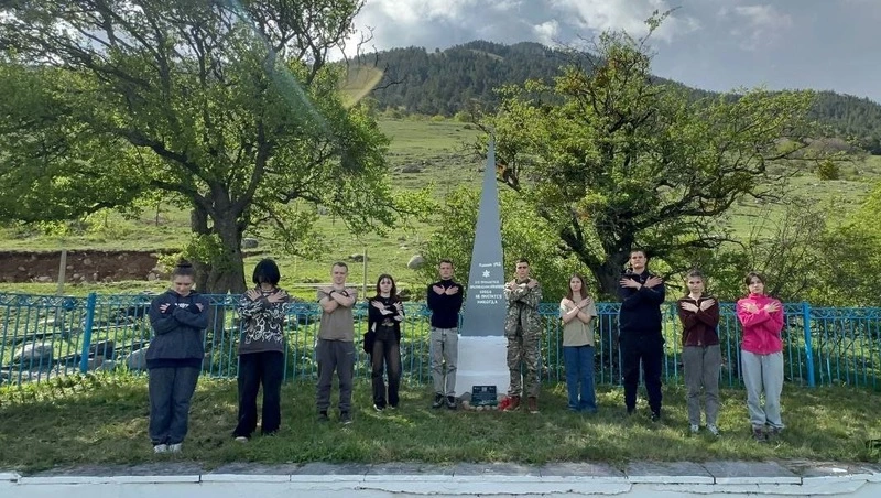 Памятную плиту в память о 54 убитых нацистами детях установили в Теберде