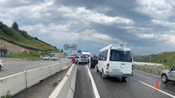 Две иномарки и микроавтобус столкнулись на трассе в Предгорном округе