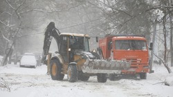 Дороги обрабатывают в Предгорье после выпадения снега