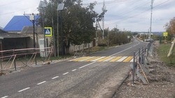Ограждения устанавливают на тротуаре и возле школ в Предгорье