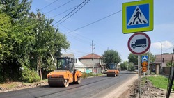 Дорожники асфальтируют улицу Гагарина в станице Ессентукской