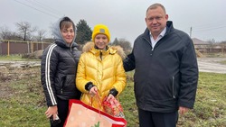 Глава Предгорья подарил юной жительнице округа ролики