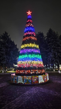 Огни зажглись на главной новогодней ёлке в Предгорье 