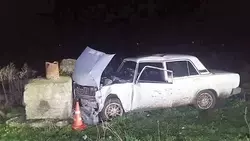 Водитель «семёрки» врезался в бетонный блок вблизи Ессентукской и попал в больницу