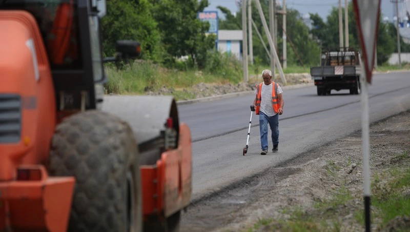 Пять улиц одновременно асфальтируют в селе Предгорного округа