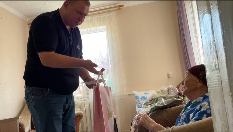 Глава Предгорья поздравил с 95-летием жительницу округа