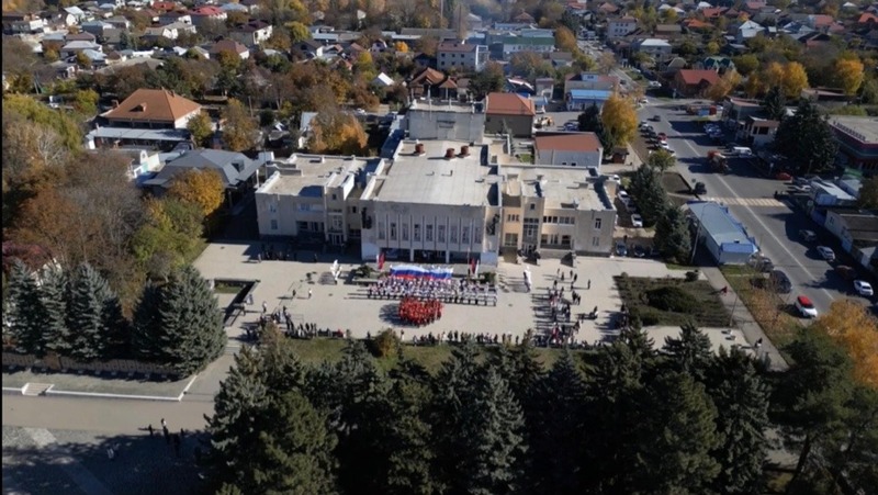 300 школьников в Предгорье выстроились в виде карты России 