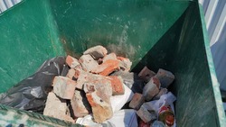 Жители ломают мусорные баки строительным мусором в Предгорье