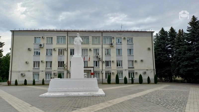 Замминистра ЖКХ Ставрополья проверил ход благоустройства в парке станицы Предгорья