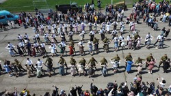 Ветераны Великой Отечественной станцевали вальс Победы со школьниками в Предгорном округе 