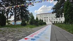 Триколор из отпечатков ладоней создали в Предгорном округе